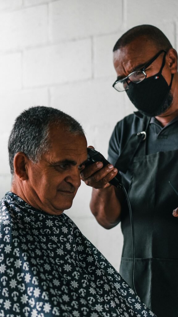 Peluquero realizando corte de cabello
